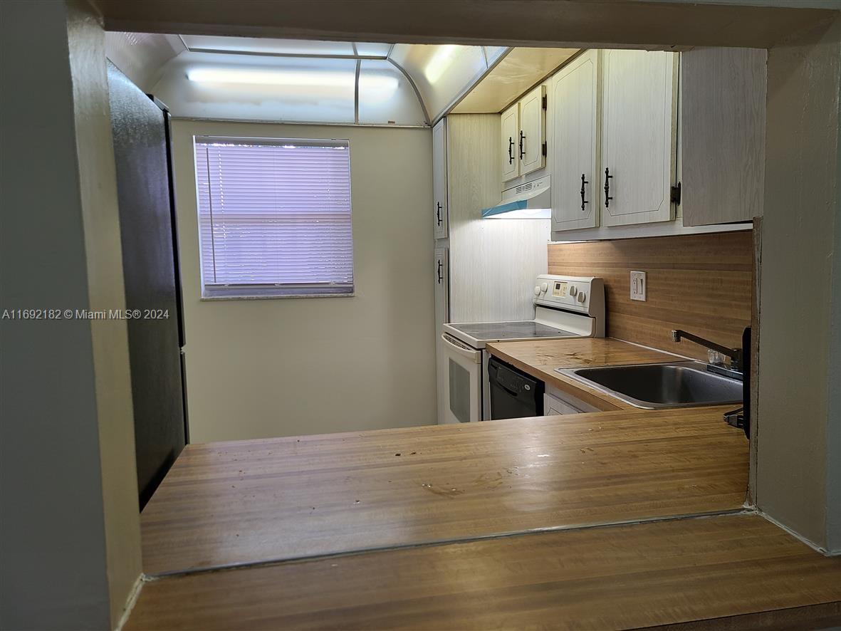 SANDS POINT CONDOMINIUM V - Residential Lease