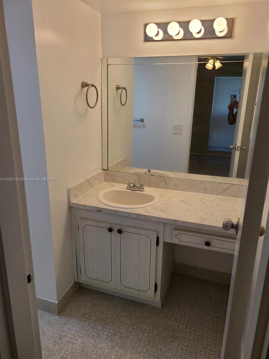 SANDS POINT CONDOMINIUM V - Residential Lease