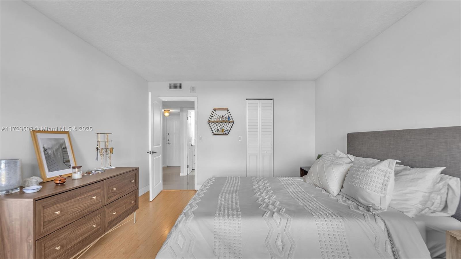 200 LESLIE CONDO - Residential
