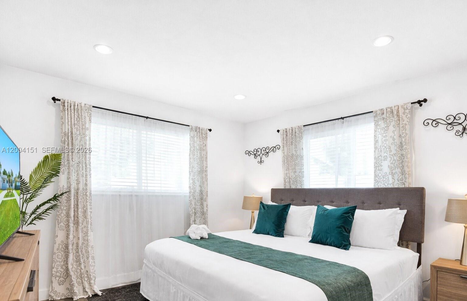 HOLLYWOOD HOMESITES HIGH - Residential