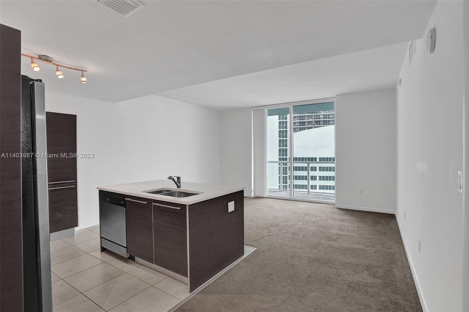Stunning views from this spacious 1 bedroom 1.5 baths unit at Quantum on the Bay, located in Edgewater. Carpeted floors, kitchen isle, stainless steel appliances. Luxury amenities include 2 pools, BBQ, gym, sauna, clubhouse, library, carwash, convenience store, salon, dentist office, 24-hour valet and security. Right across Margaret Park with tennis, basketball and volleyball courts. Steps to restaurants.