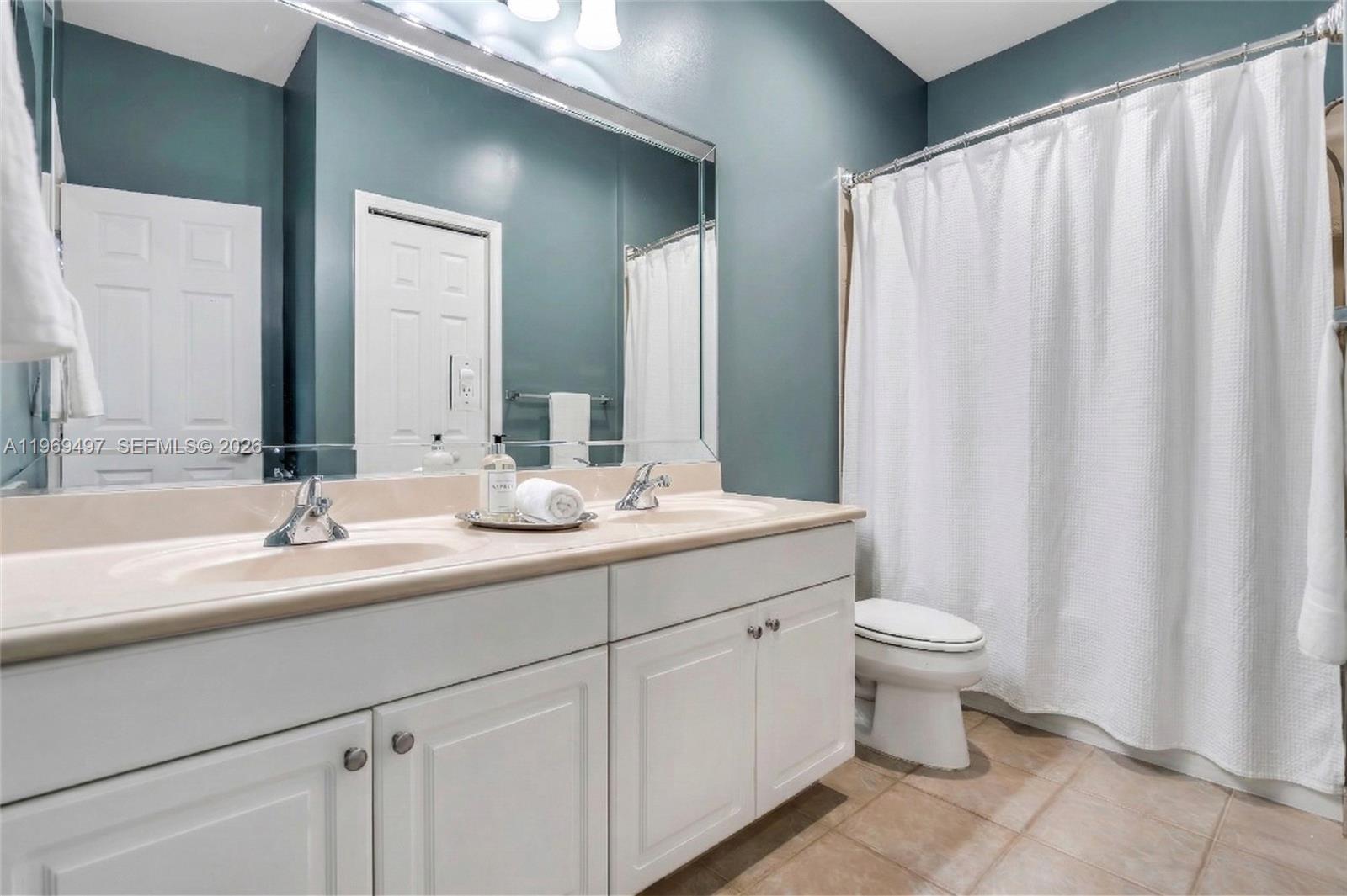 SUNSET LAKES PLAT ONE - Residential