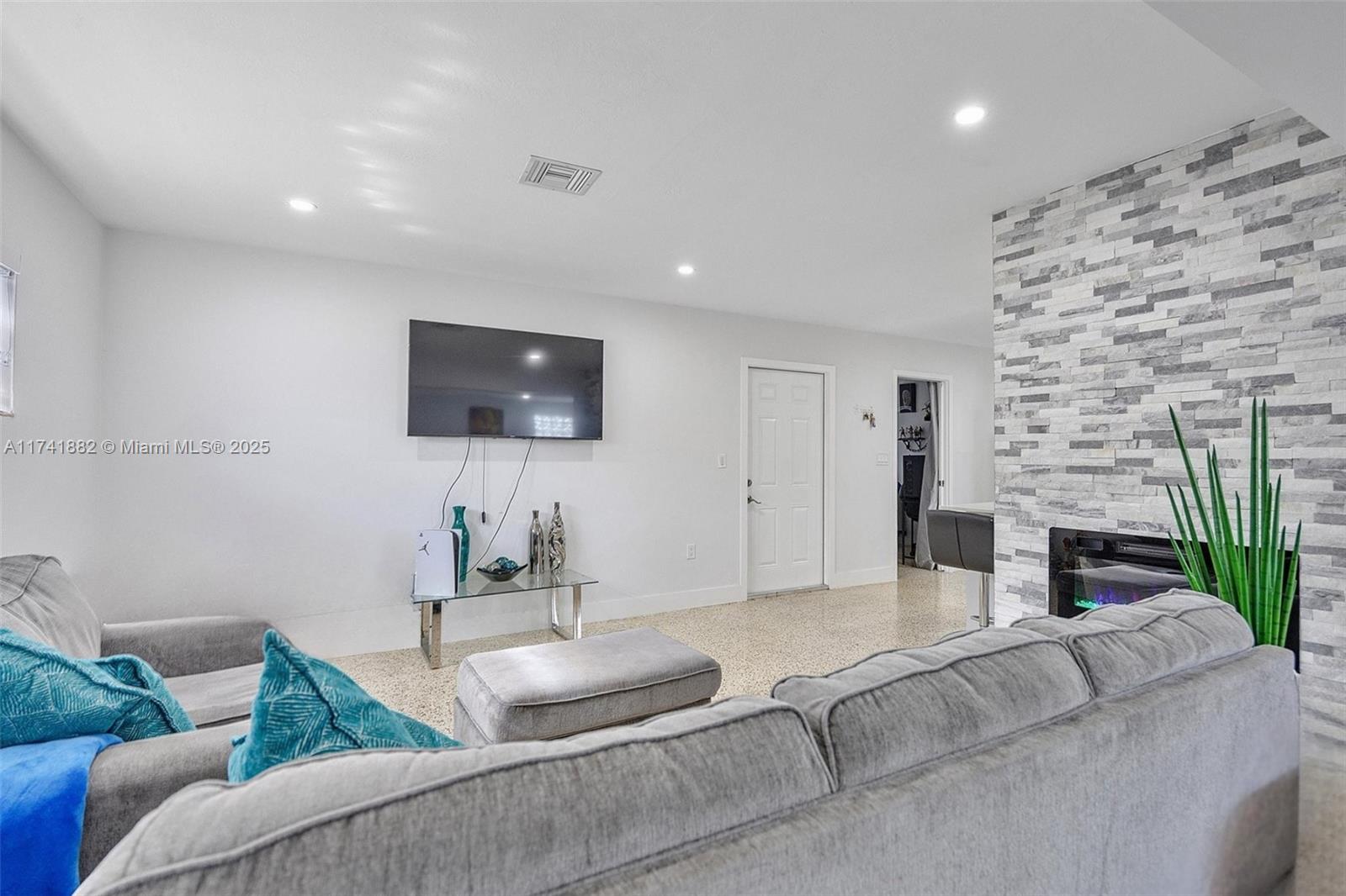 SOUTH CORAL HOMES SEC 2 - Residential