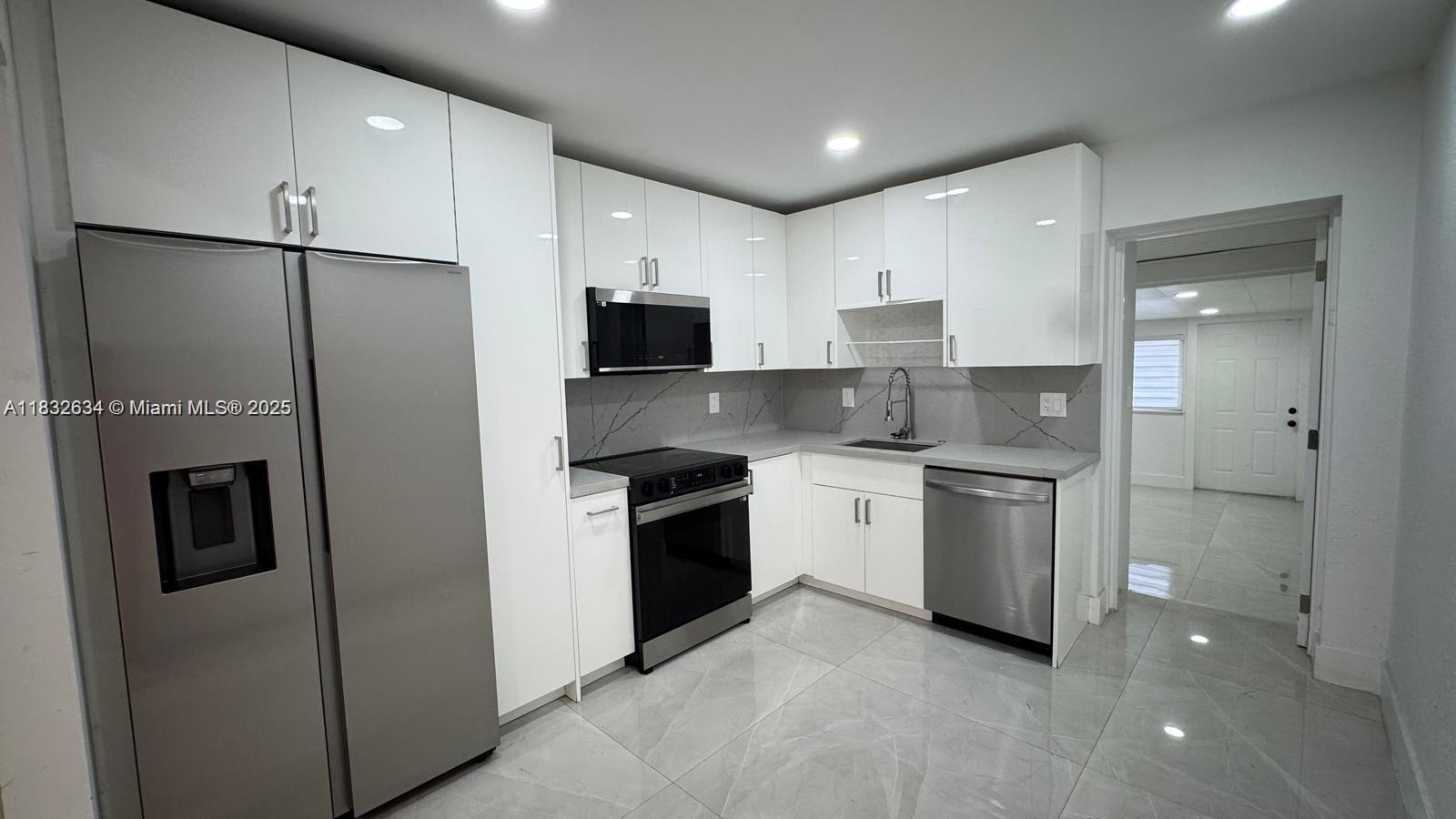 Stunning renovated home in sought-after Hallandale Beach! This gem features a chef's kitchen with brand-new stainless steel Samsung appliances, quartz countertops, gorgeous tile floors, and premium finishes throughout.
- Open floor plan with abundant natural light
- Updated bathrooms with modern fixtures
- Energy-efficient windows and HVAC system
- Proximity to beaches
- Short drive to I-95, Gulfstream
- Outdoor entertaining space
- Recessed lighting
- New windows
- Zebra blinds in all rooms