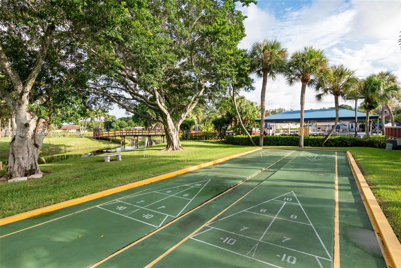 TERRACE HOMES AT BANYAN S - Residential