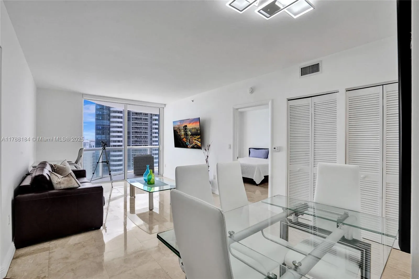Miami Beach, Florida 33141, United States, 1 Bedroom Bedrooms, ,2 BathroomsBathrooms,Residential,Active,115481