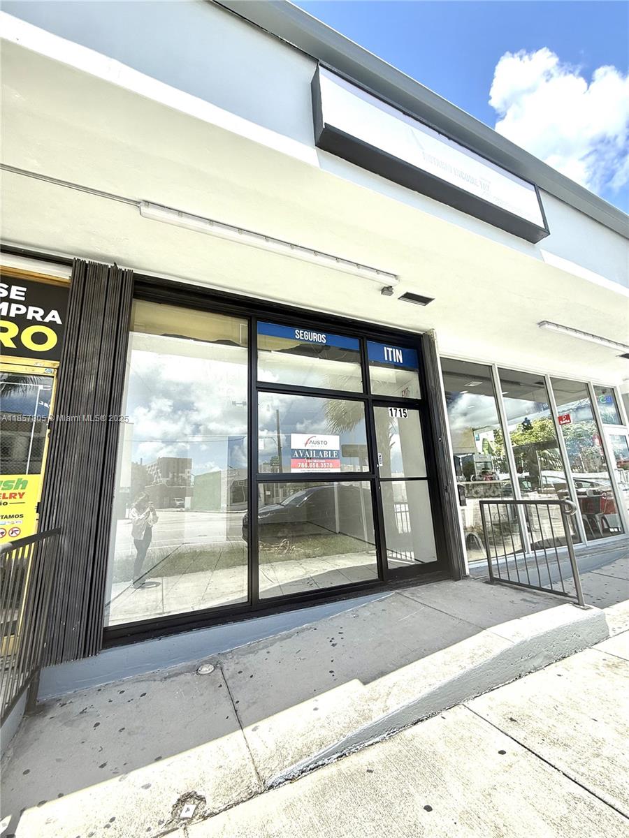 Prime Little Havana commercial space available for lease. This recently renovated, move-in ready 700 sqft. turnkey property offers excellent visibility and strong foot traffic along W Flagler Street, a major commercial corridor. One assigned parking spot is included in the rent. Seller to contribute with floors depending on tenant needs and use.
The flexible mixed-use layout is ideal for an office, retail store, phone shop and more.
Gross lease, with two months’ deposit plus first month’s rent required. This is an exceptional opportunity to establish or expand your business in one of Miami’s most vibrant and high-demand areas. Contact us today to arrange a showing and secure your space.