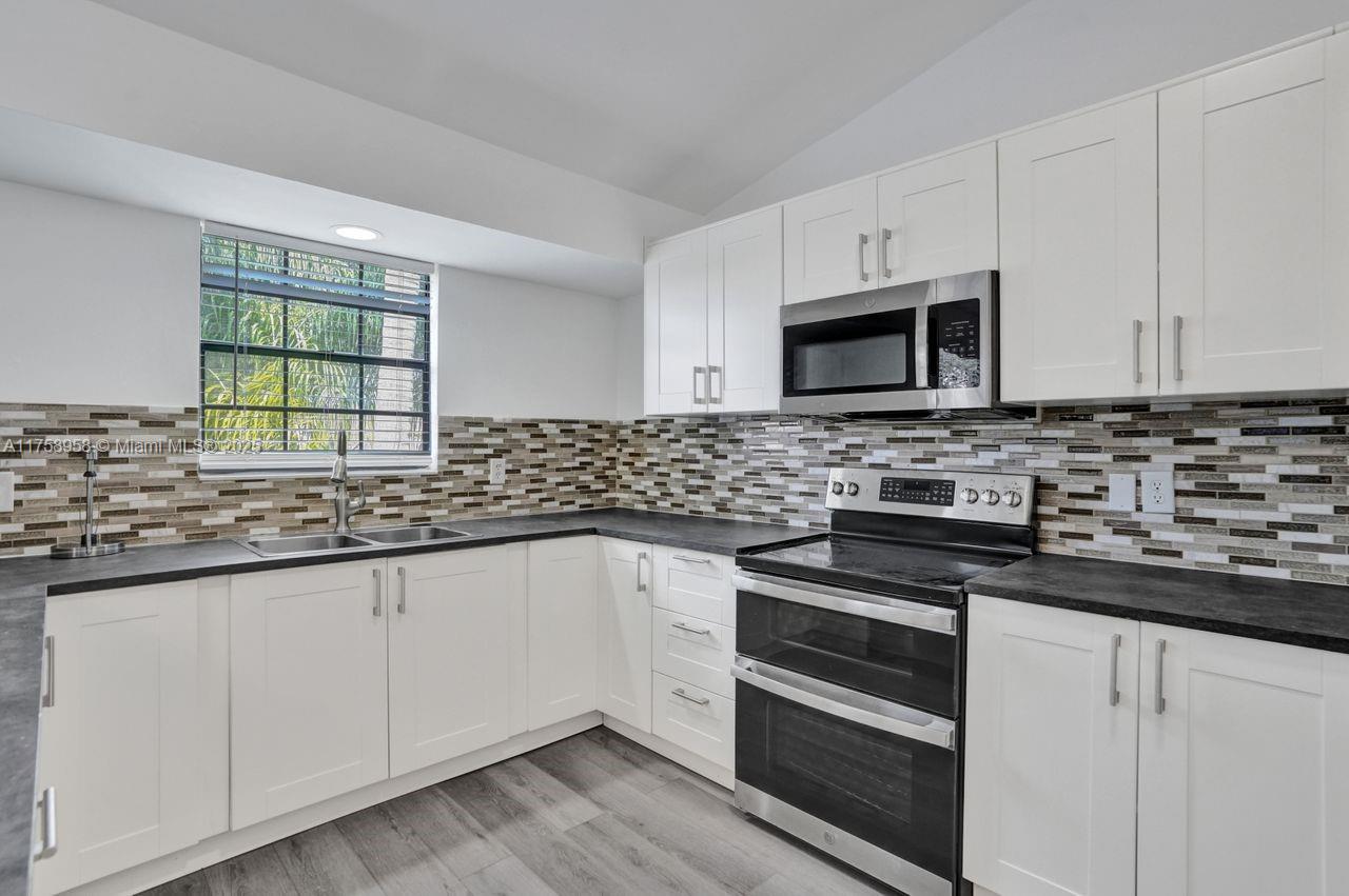 Property for Sale at 1627 Cypress Pointe Dr 2-1, Coral Springs, Broward County, Florida - Bedrooms: 3 
Bathrooms: 2  - $400,000