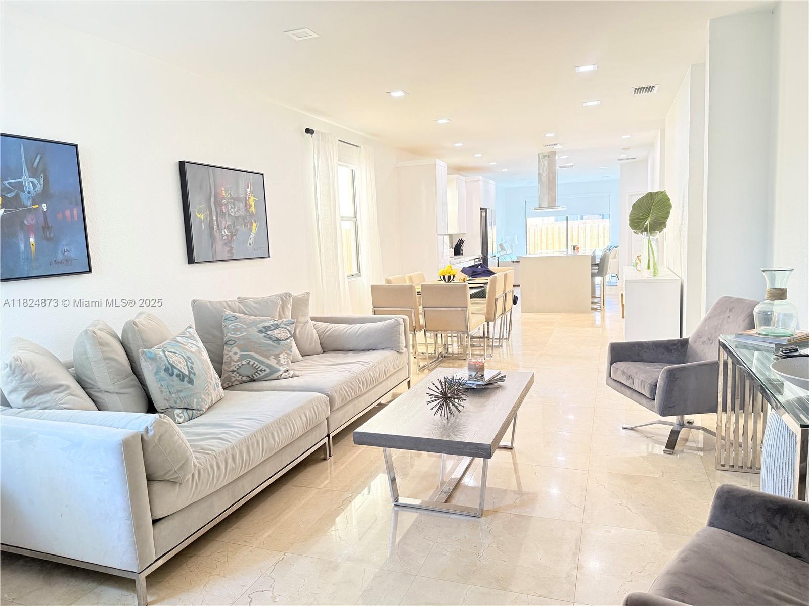 9772 NW 9th St, Miami, FL, 33172/$829,000 2 9772 NW 9th St