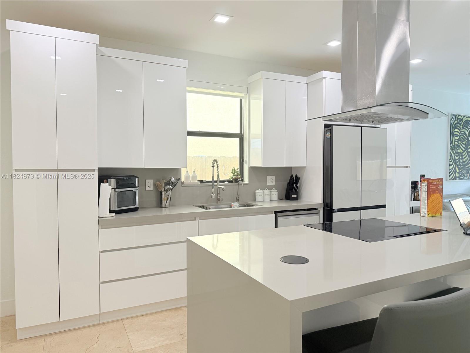 9772 NW 9th St, Miami, FL, 33172/$829,000 4 9772 NW 9th St