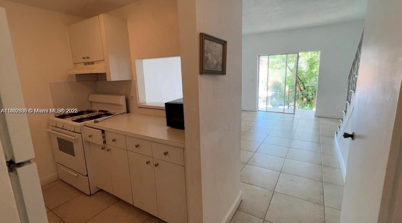 1305 W 53rd St 430, Hialeah, Miami-Dade County, Florida - 1 Bedrooms  
2 Bathrooms - 