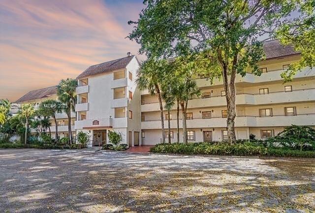 This immaculate ground-floor (1st floor) condo in Wellington is now available for rent, offering sophisticated living. The master bathroom has been recently updated, featuring a spacious, contemporary shower. Situated in the vibrant heart of Wellington, this residence serves as a gateway to equestrian pursuits, polo matches, and an active lifestyle. Residents can enjoy community amenities such as a pool, gym, tennis courts, & pickleball facilities.It presents an ideal opportunity for those seeking a swift transition to a dynamic living environment. Pet Friendly & All Ages Welcome!
Our rental process is quick and easy, ensuring tenants can move in without delay. Open to all ages. Centrally located near shopping, dining, and recreation. Act now and secure this fantastic rental!