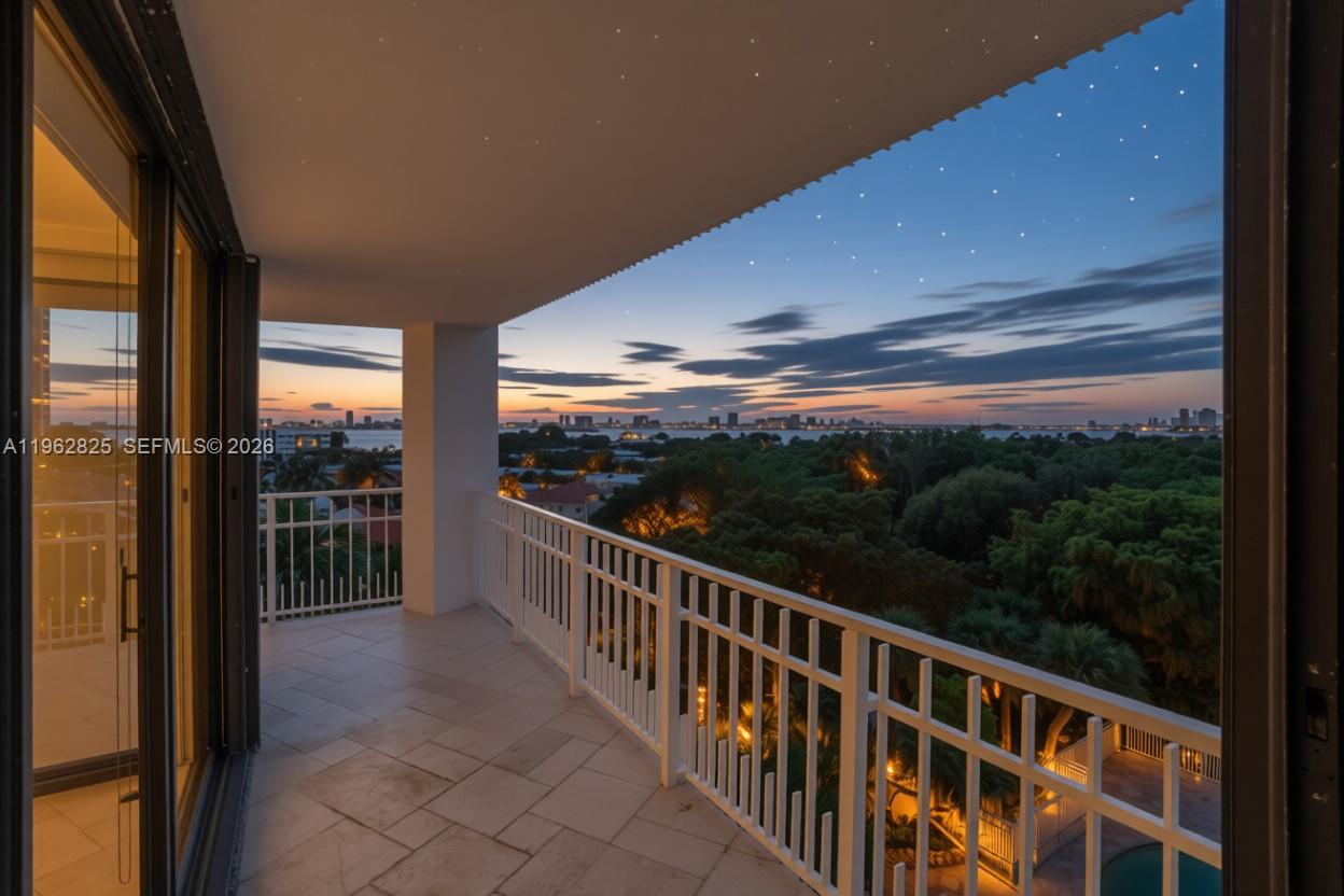 TOWERS OF QUAYSIDE CONDO - Residential