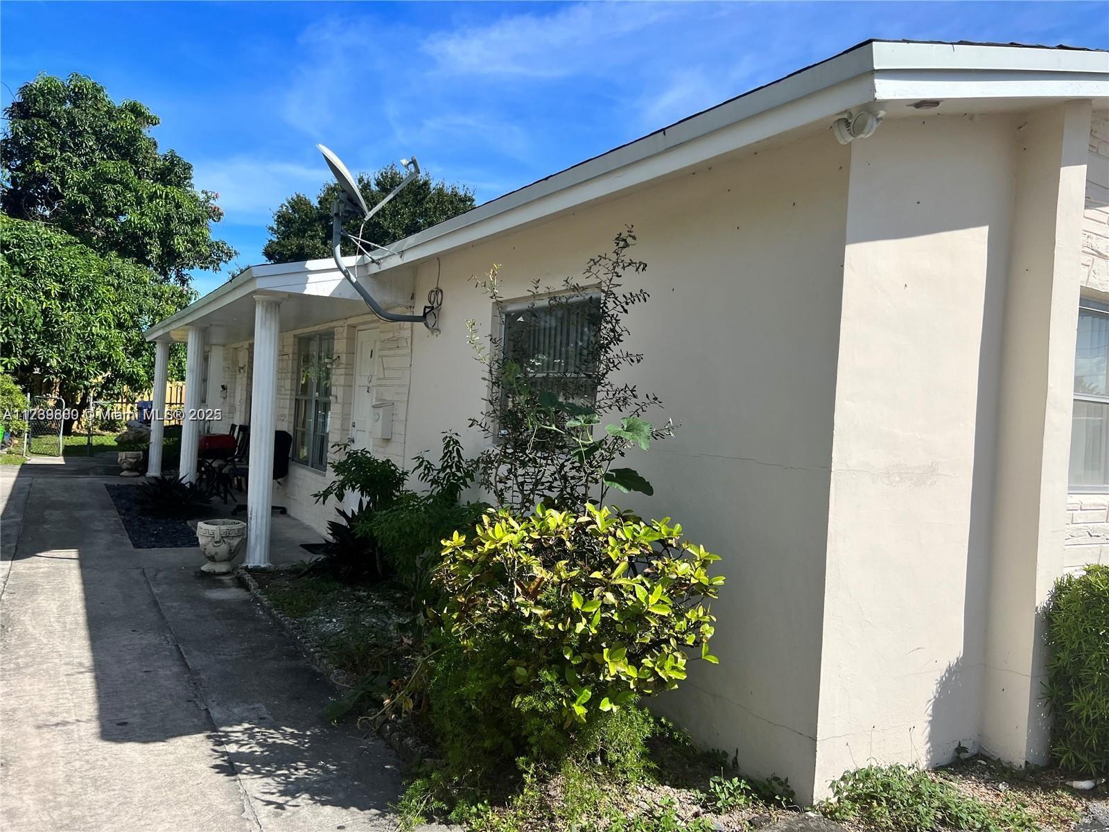 Rental Property at 1870 Nw 59th Ave 1, Sunrise, Miami-Dade County, Florida - Bedrooms: 2 
Bathrooms: 1  - $2,300 MO.