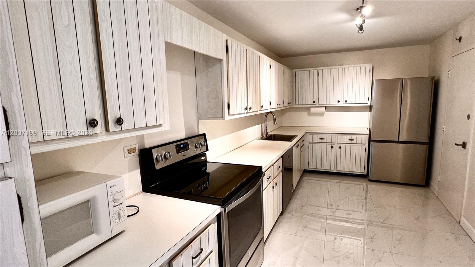 6039 Collins Ave 520