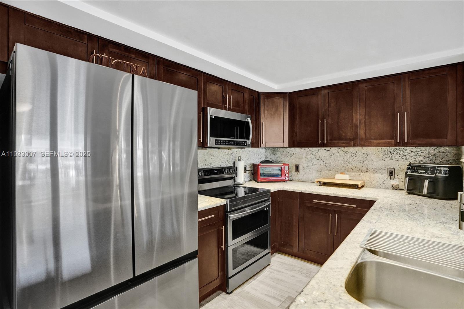 LEEWARD POINT - Residential