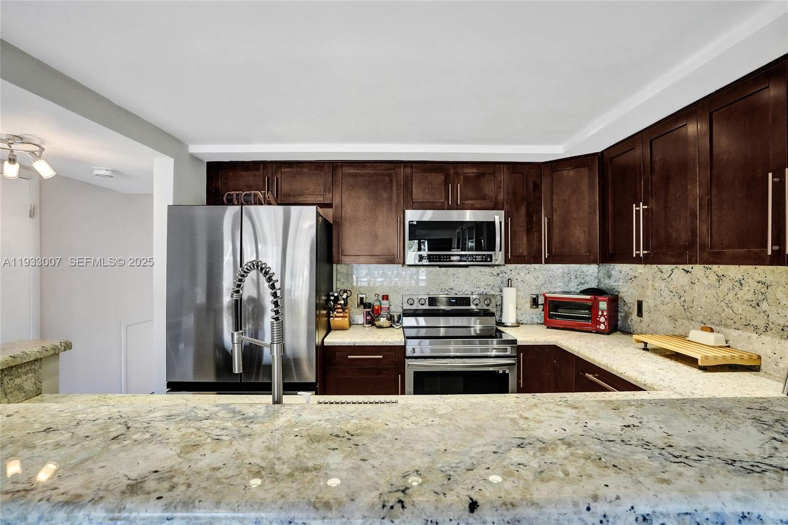 LEEWARD POINT - Residential