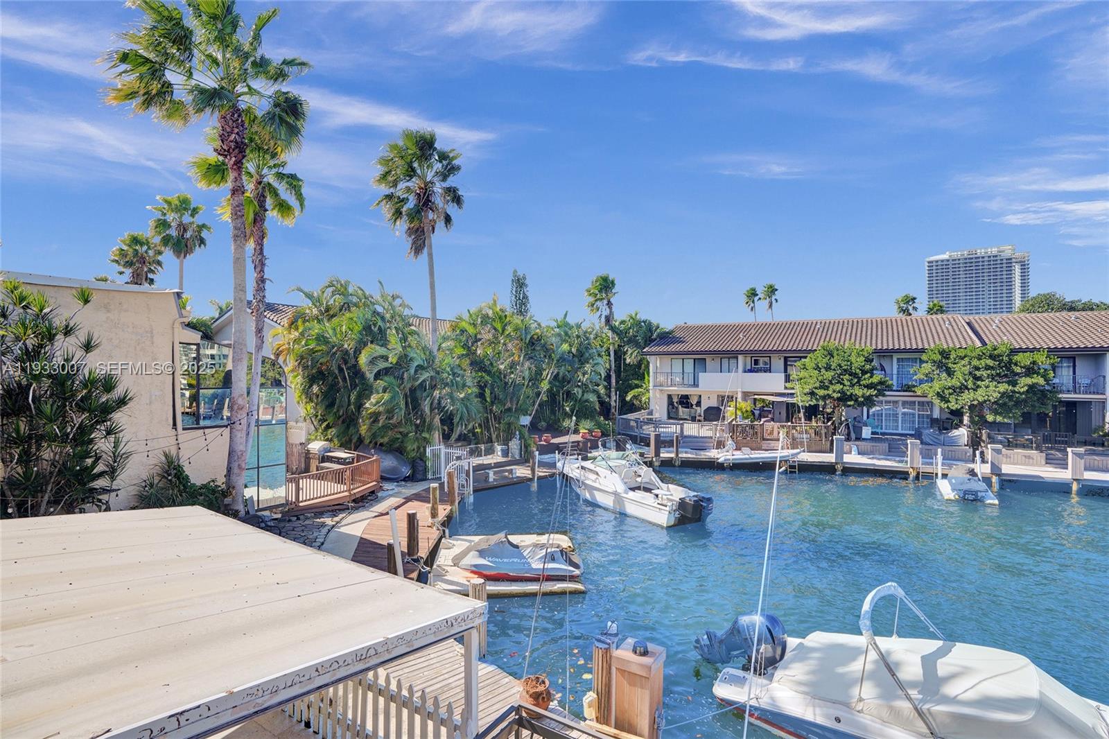 LEEWARD POINT - Residential