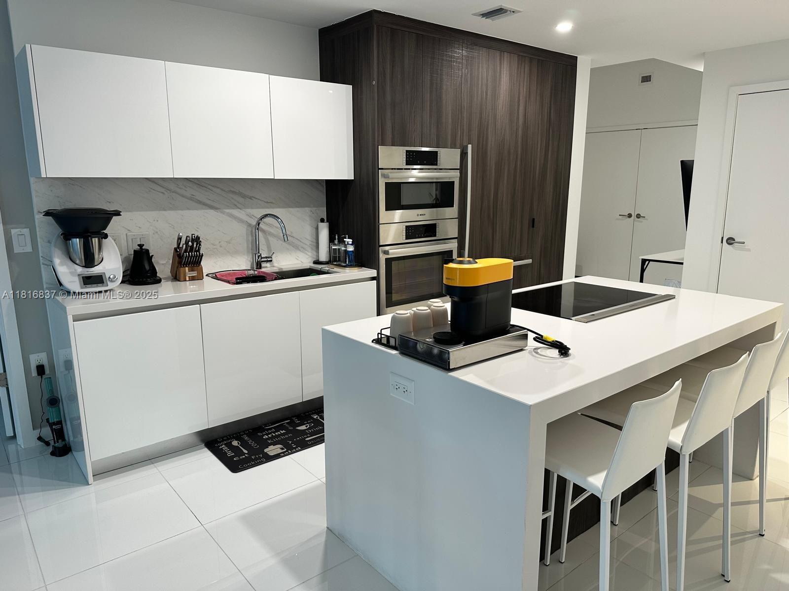 PARAMOUNT MIAMI WORLDCENT - Residential Lease