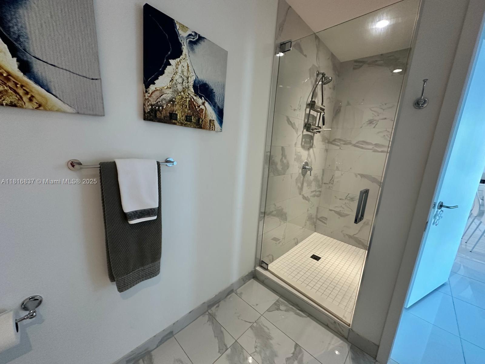 PARAMOUNT MIAMI WORLDCENT - Residential Lease