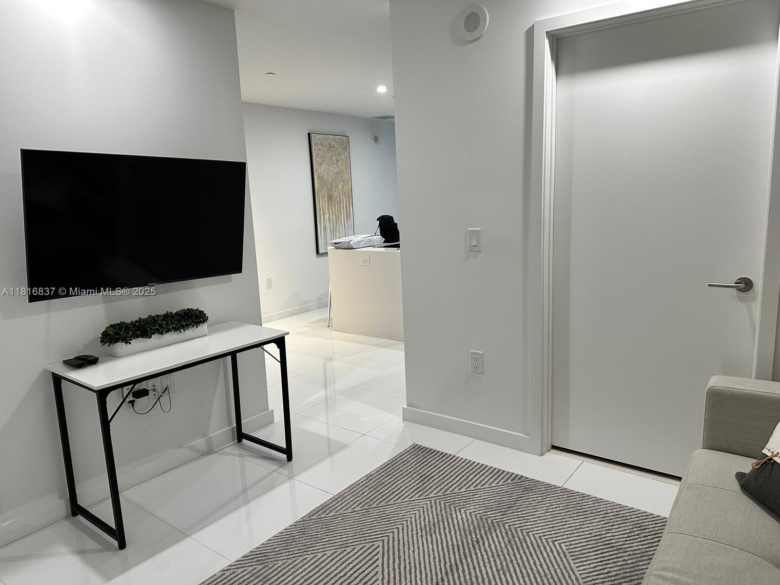 PARAMOUNT MIAMI WORLDCENT - Residential Lease