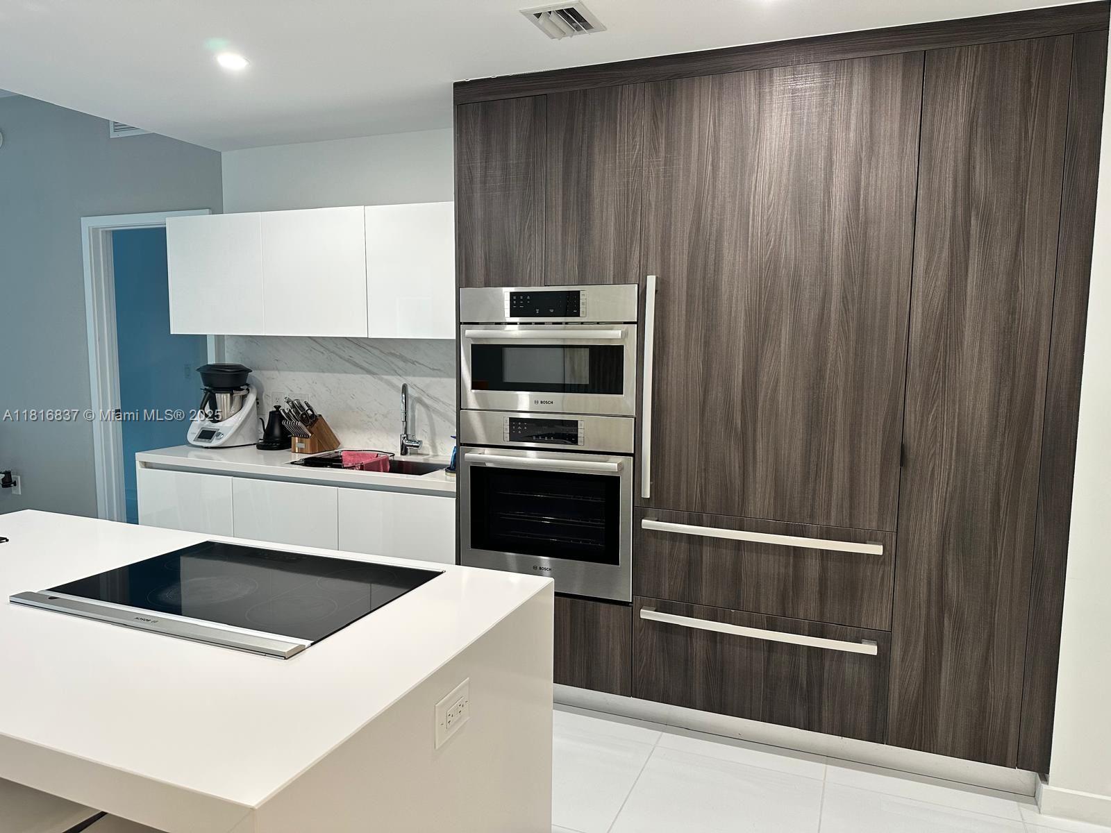 PARAMOUNT MIAMI WORLDCENT - Residential Lease