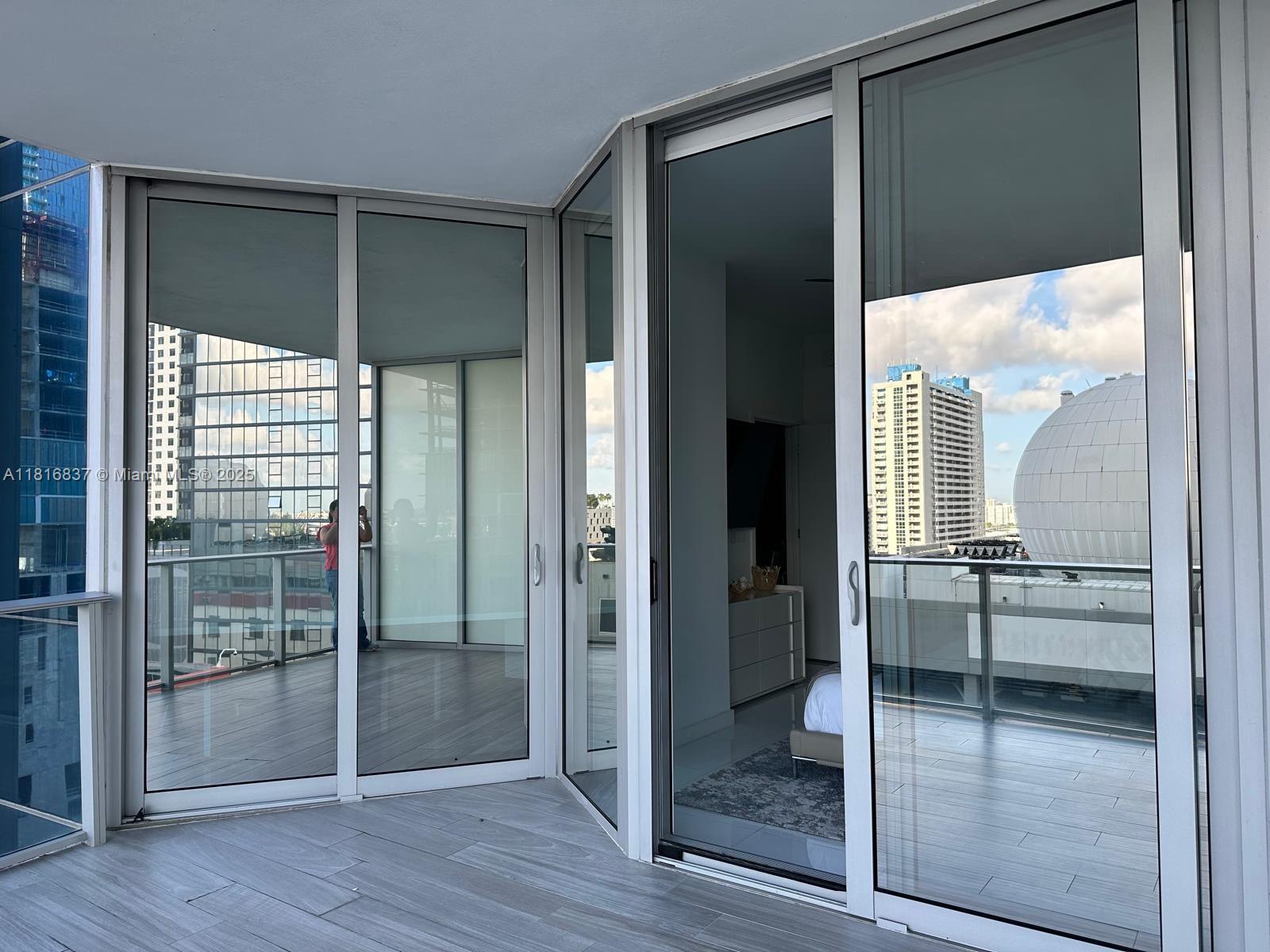 PARAMOUNT MIAMI WORLDCENT - Residential Lease