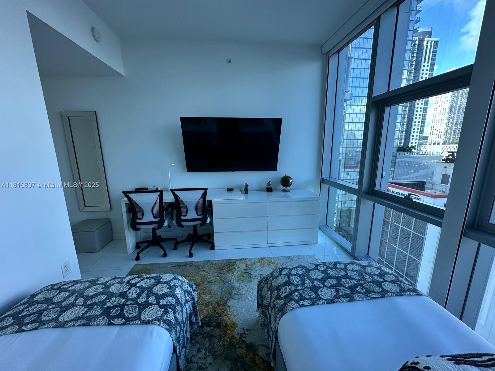 PARAMOUNT MIAMI WORLDCENT - Residential Lease