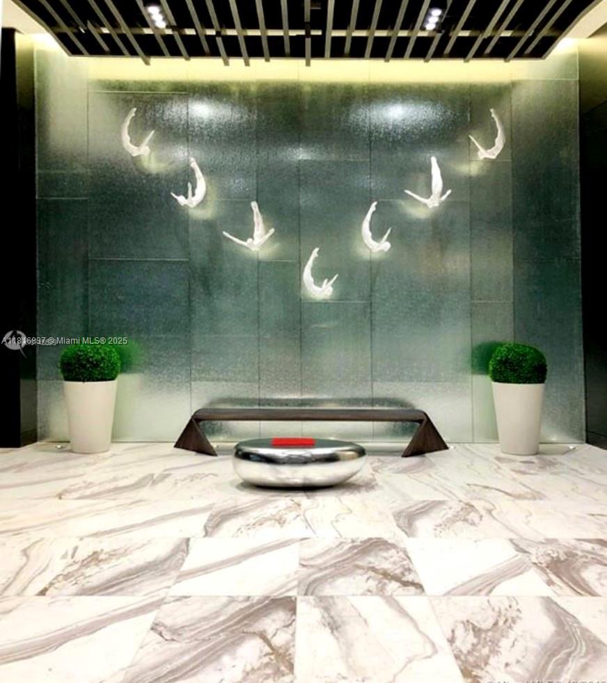 PARAMOUNT MIAMI WORLDCENT - Residential Lease