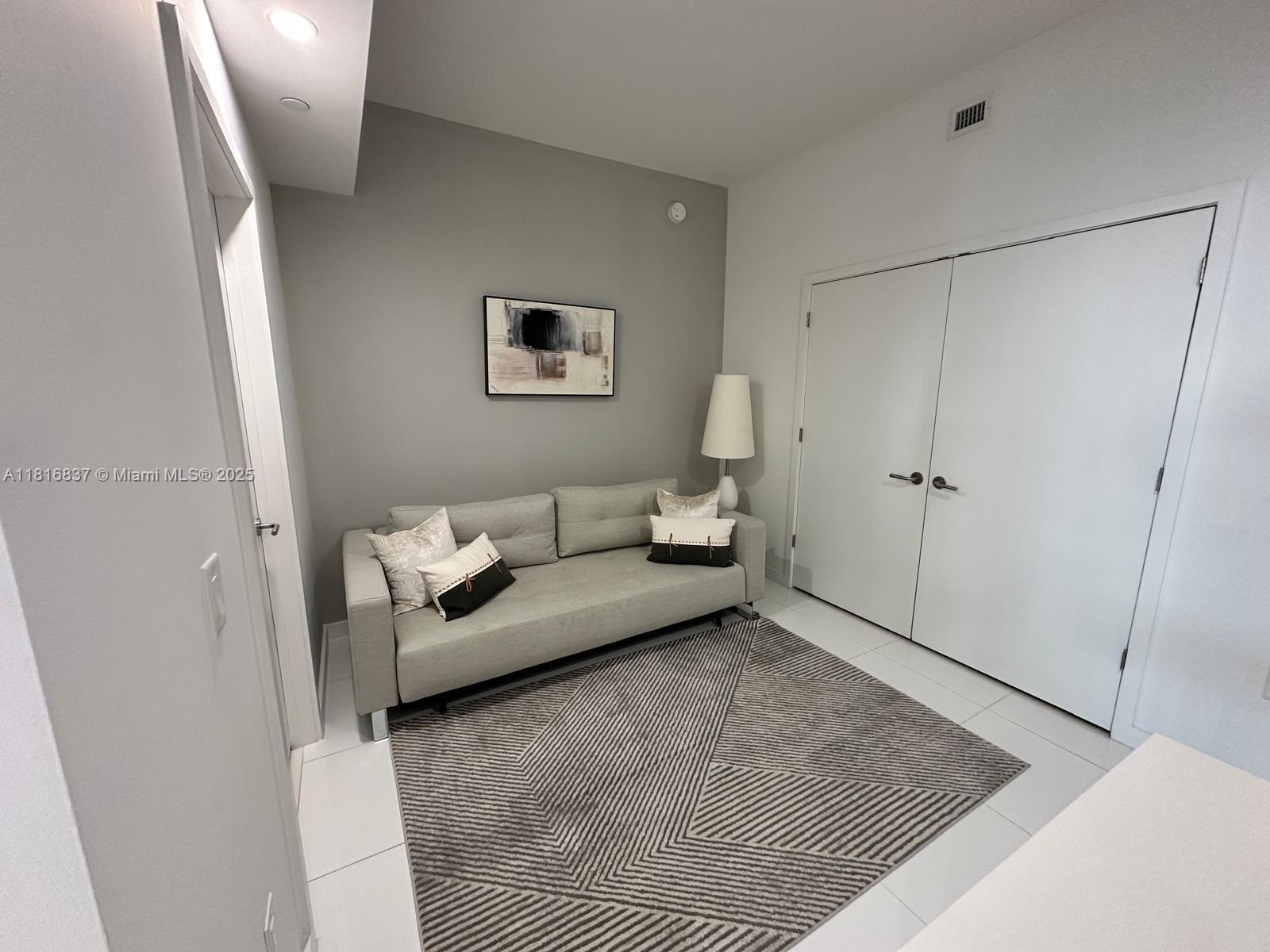 PARAMOUNT MIAMI WORLDCENT - Residential Lease