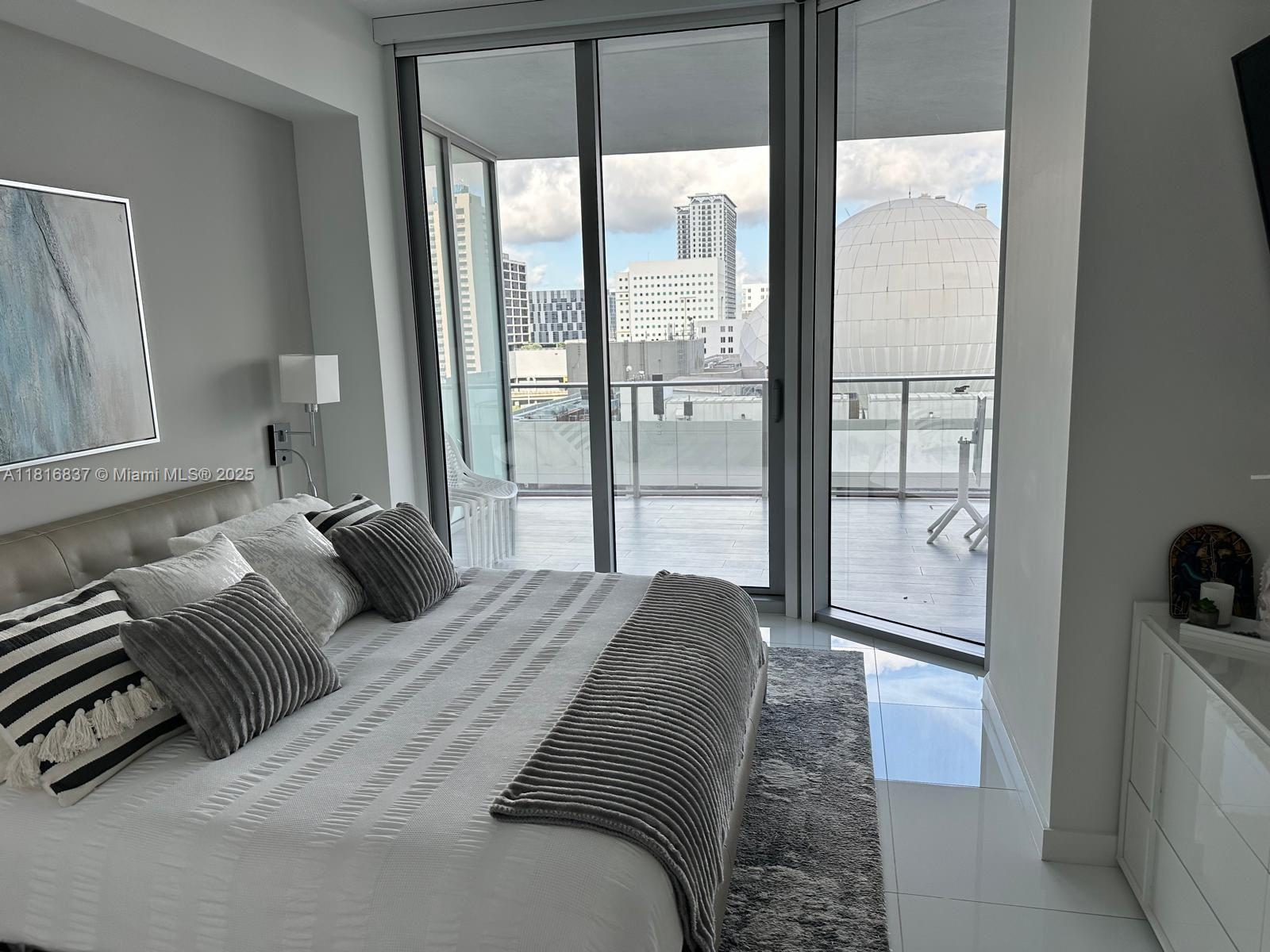 PARAMOUNT MIAMI WORLDCENT - Residential Lease