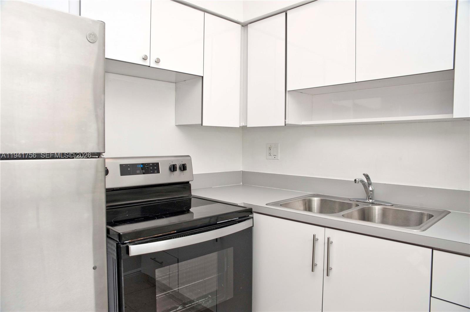 HOLLYWOOD LITTLE RANCHES - Residential Lease