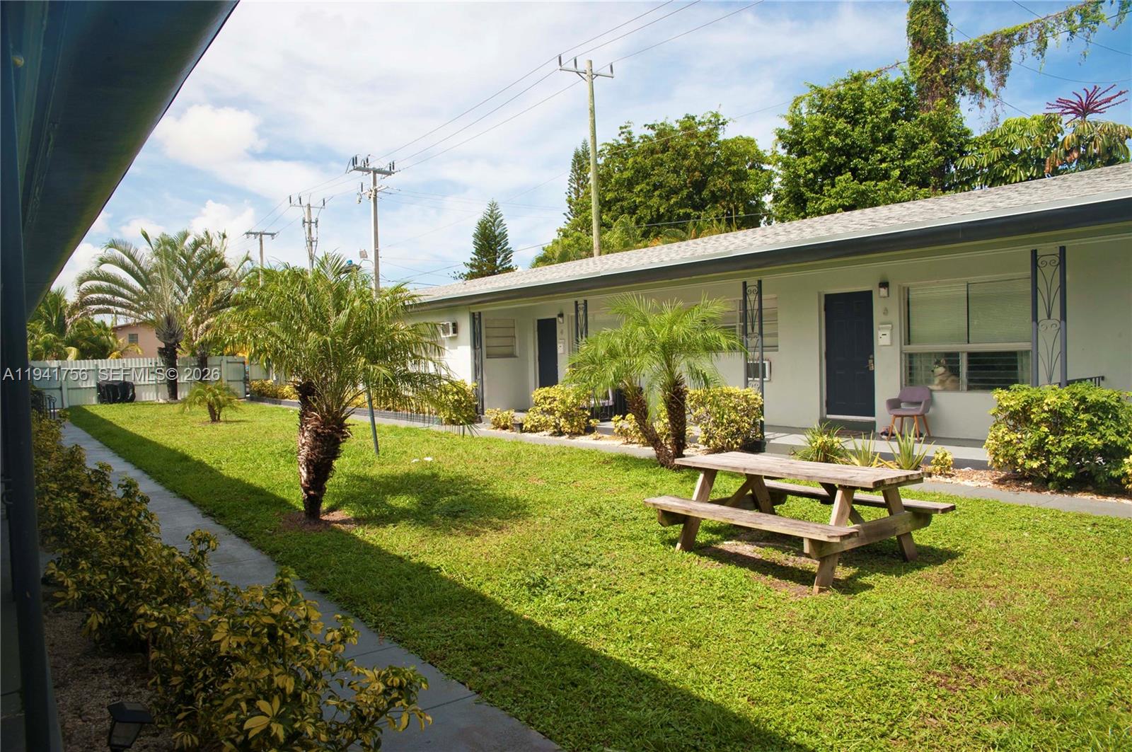 HOLLYWOOD LITTLE RANCHES - Residential Lease