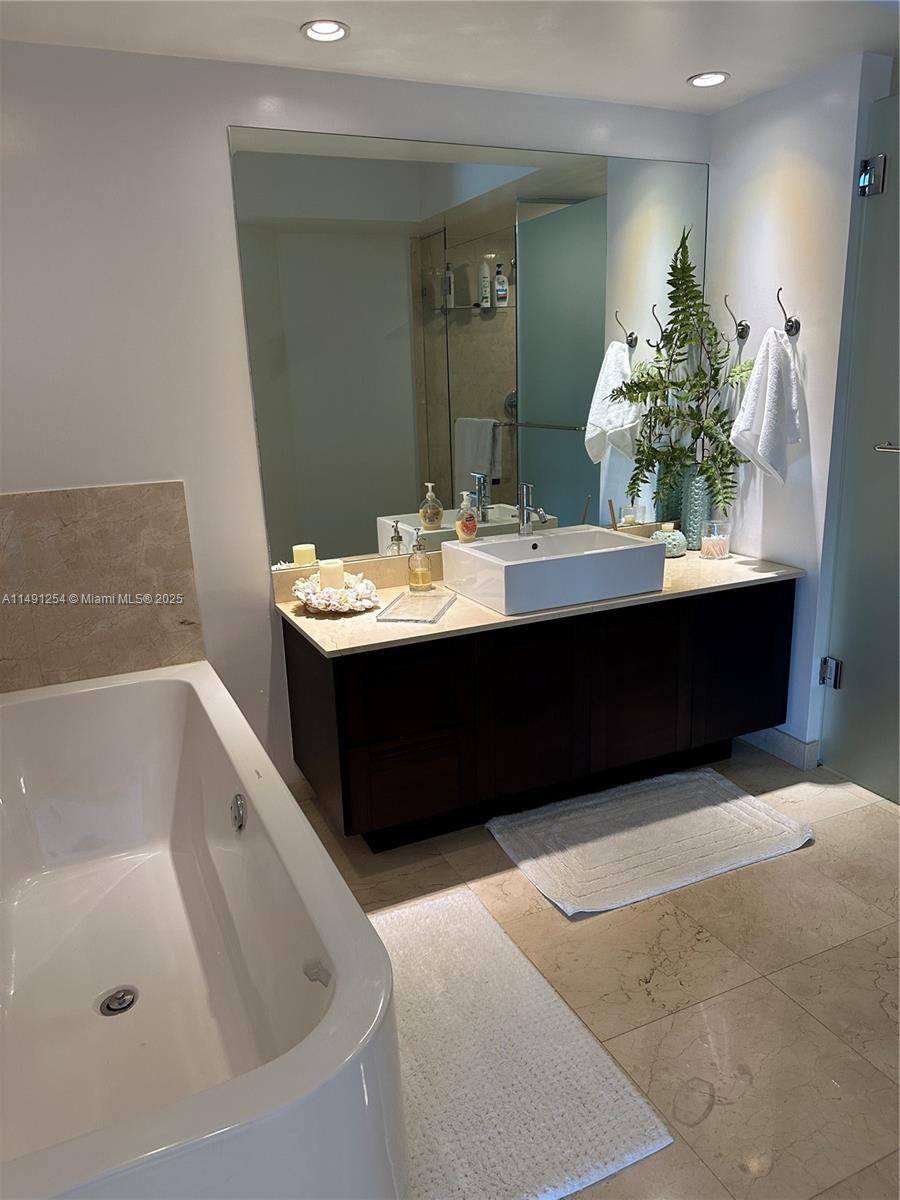 ST TROPEZ ON THE BAY 1 CO - Residential Lease