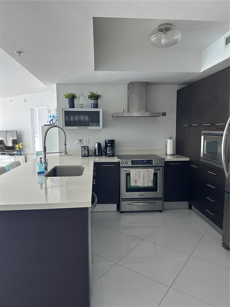 ST TROPEZ ON THE BAY 1 CO - Residential Lease