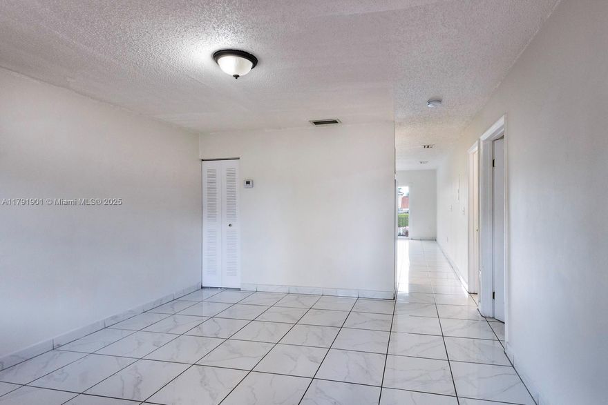 One Bedroom One Bathroom Apartment in Sweetwater

This 2nd floor apartment in Sweetwater features 750 sq. ft., central A/C, a private balcony, and 2 assigned parking spots. Conveniently located near FIU, shops, and major highways. Ideal for comfortable living.