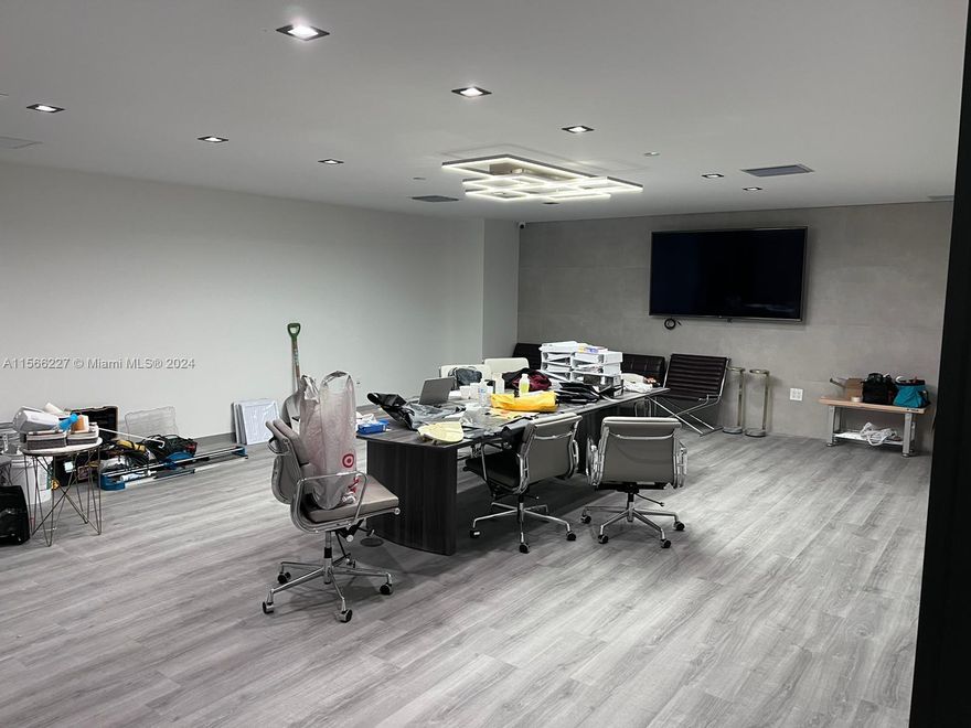 Beautiful office for rent. Inquire listing agent about different offices sizes available.up to 30000 SF