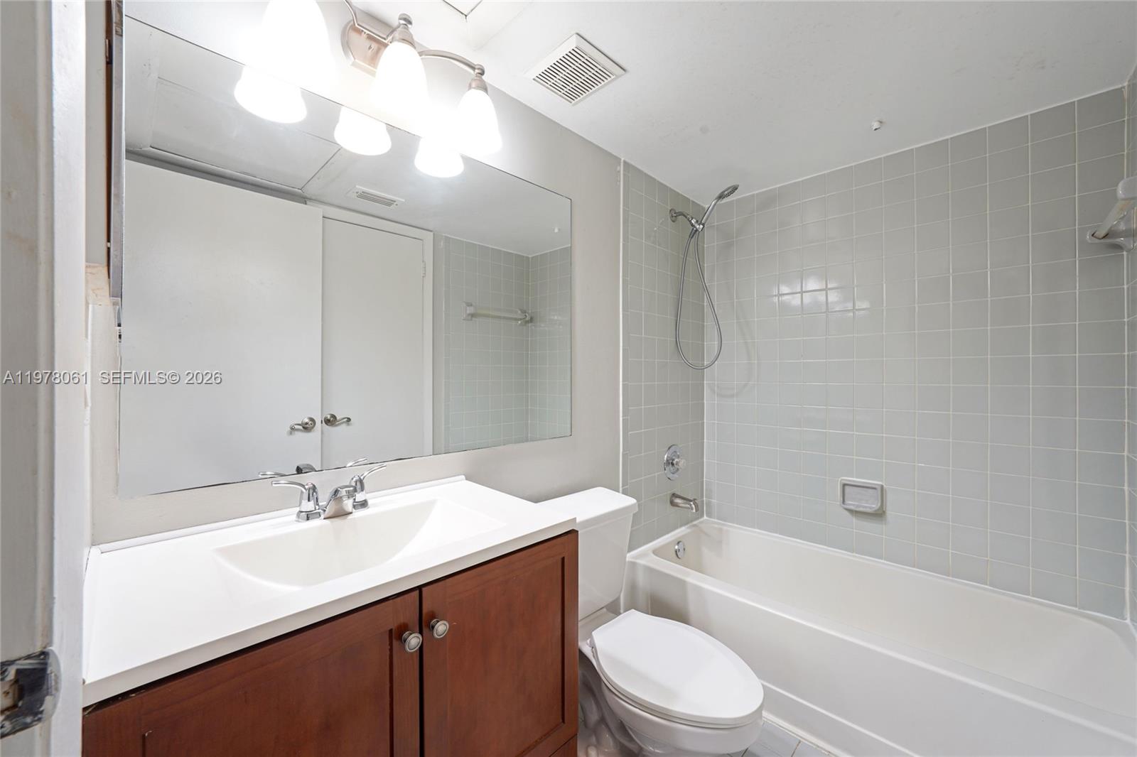 LAKEVIEW CLUB CONDO - Residential Lease