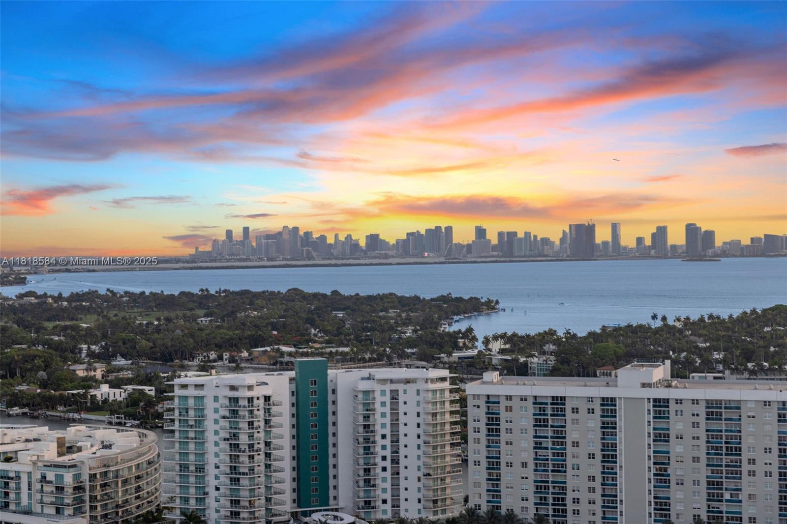6899 Collins Ave 2707