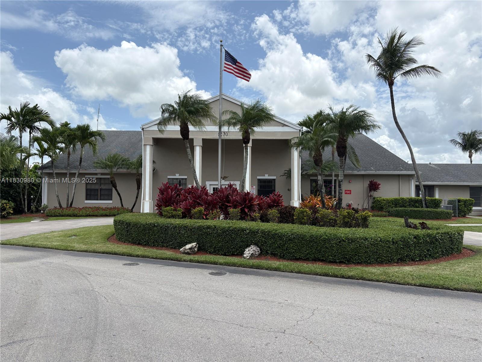 889 Hamilton Dr 889H