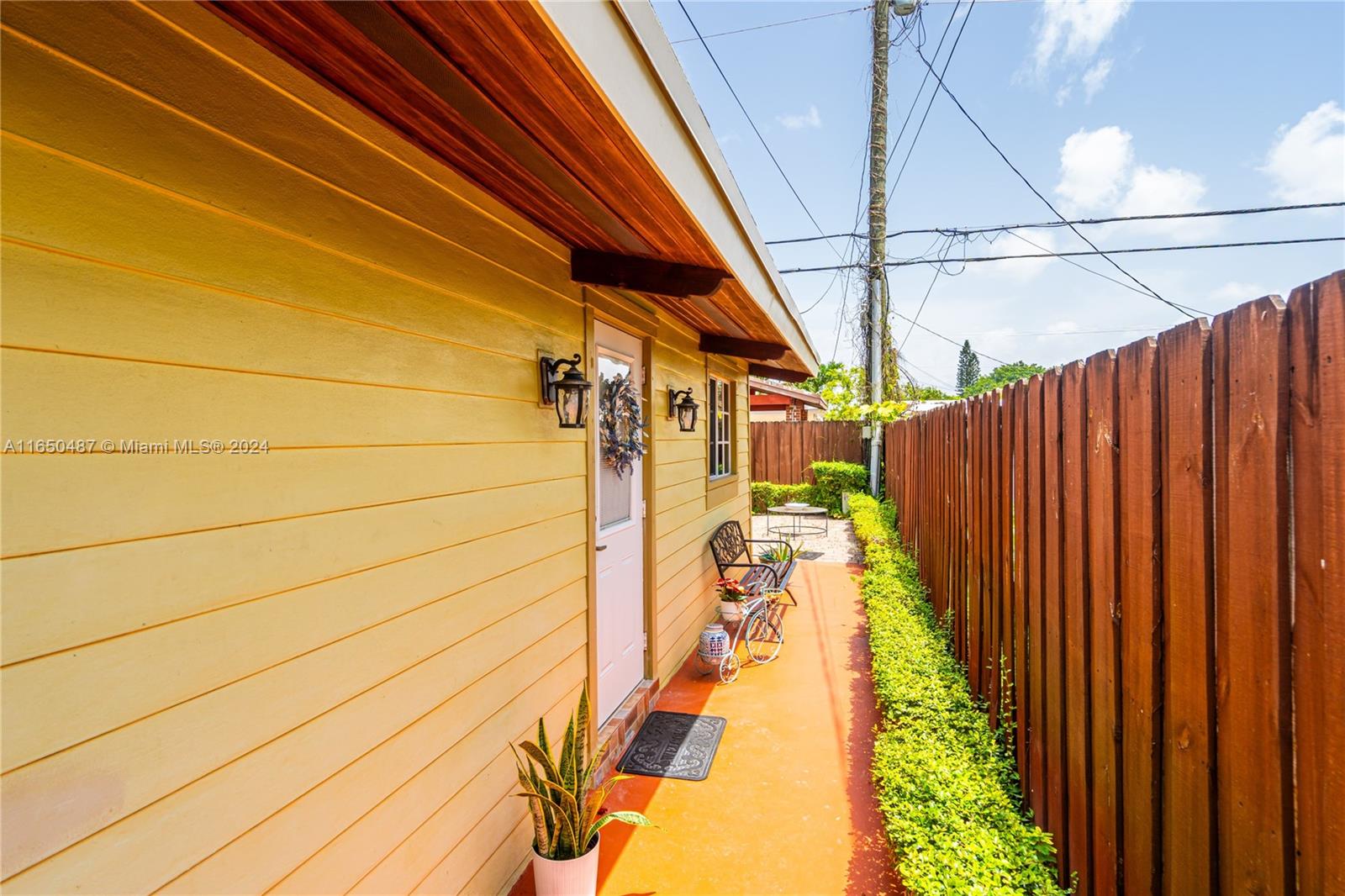 Beautiful guest house for rent in Westchester. Small living area, kitchen/dinning, large master bedroom with large closet and full bathroom. Separate entrance, small private backyard to enjoy. Call listing agent for showing appointments. This beauty will not last.