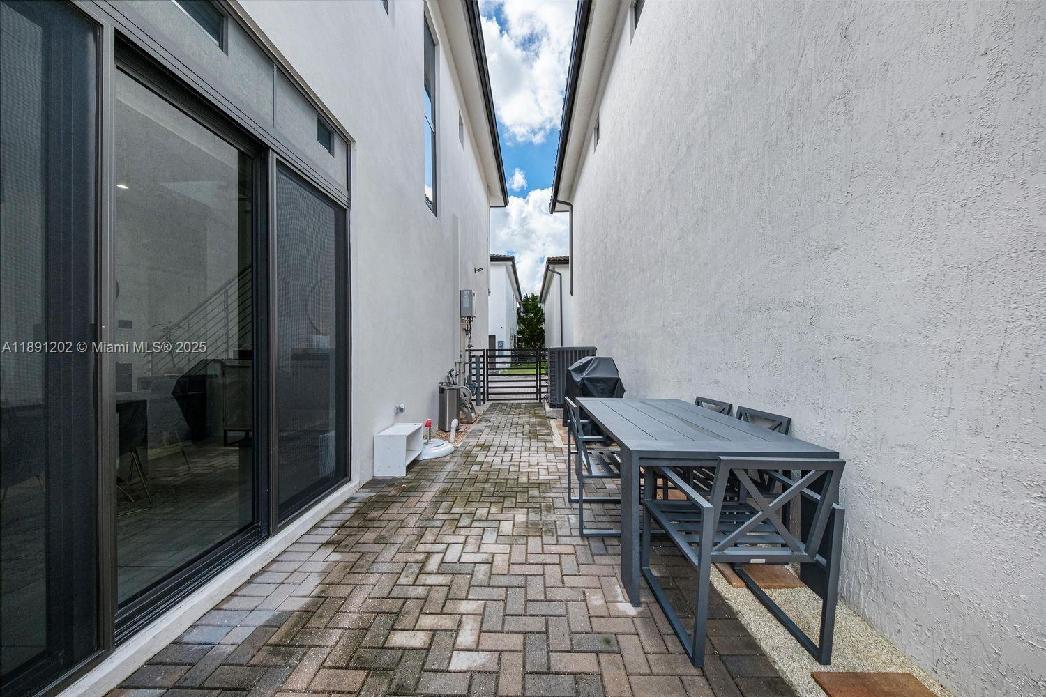 DOWNTOWN DORAL SOUTH PHAS - Residential