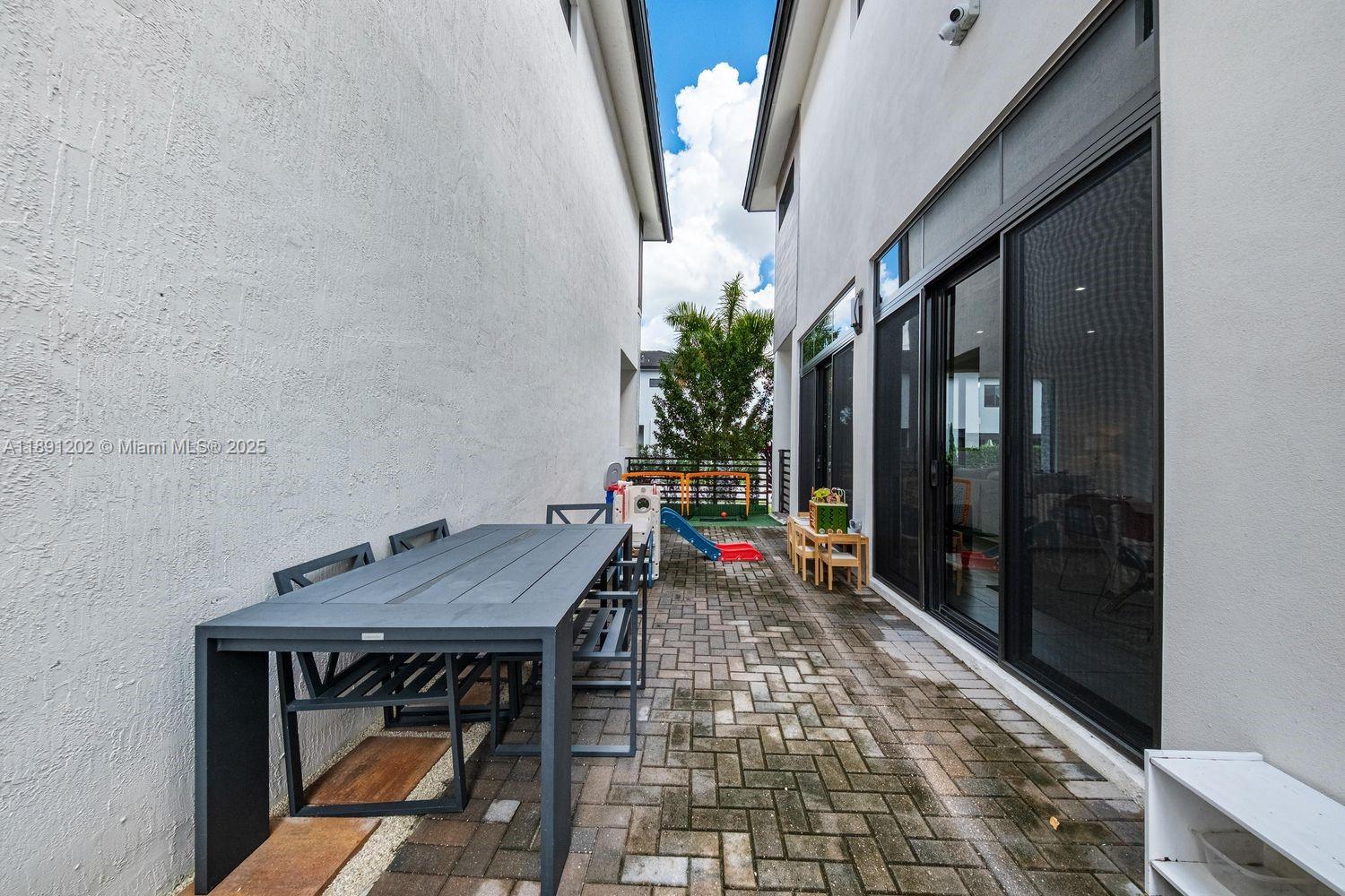 DOWNTOWN DORAL SOUTH PHAS - Residential