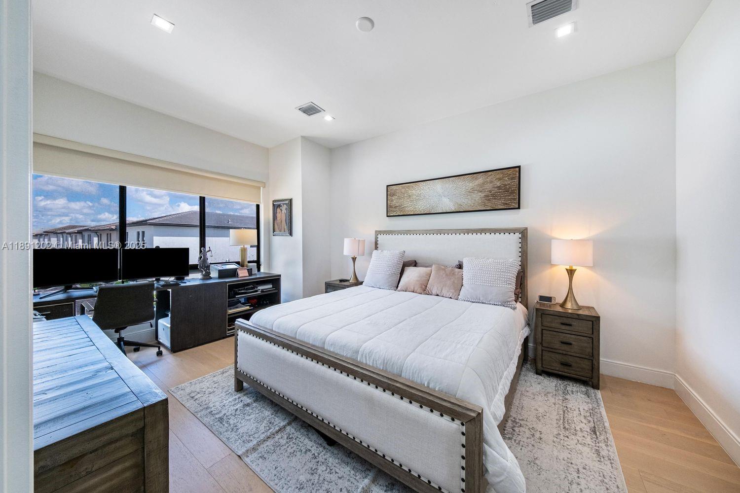 DOWNTOWN DORAL SOUTH PHAS - Residential