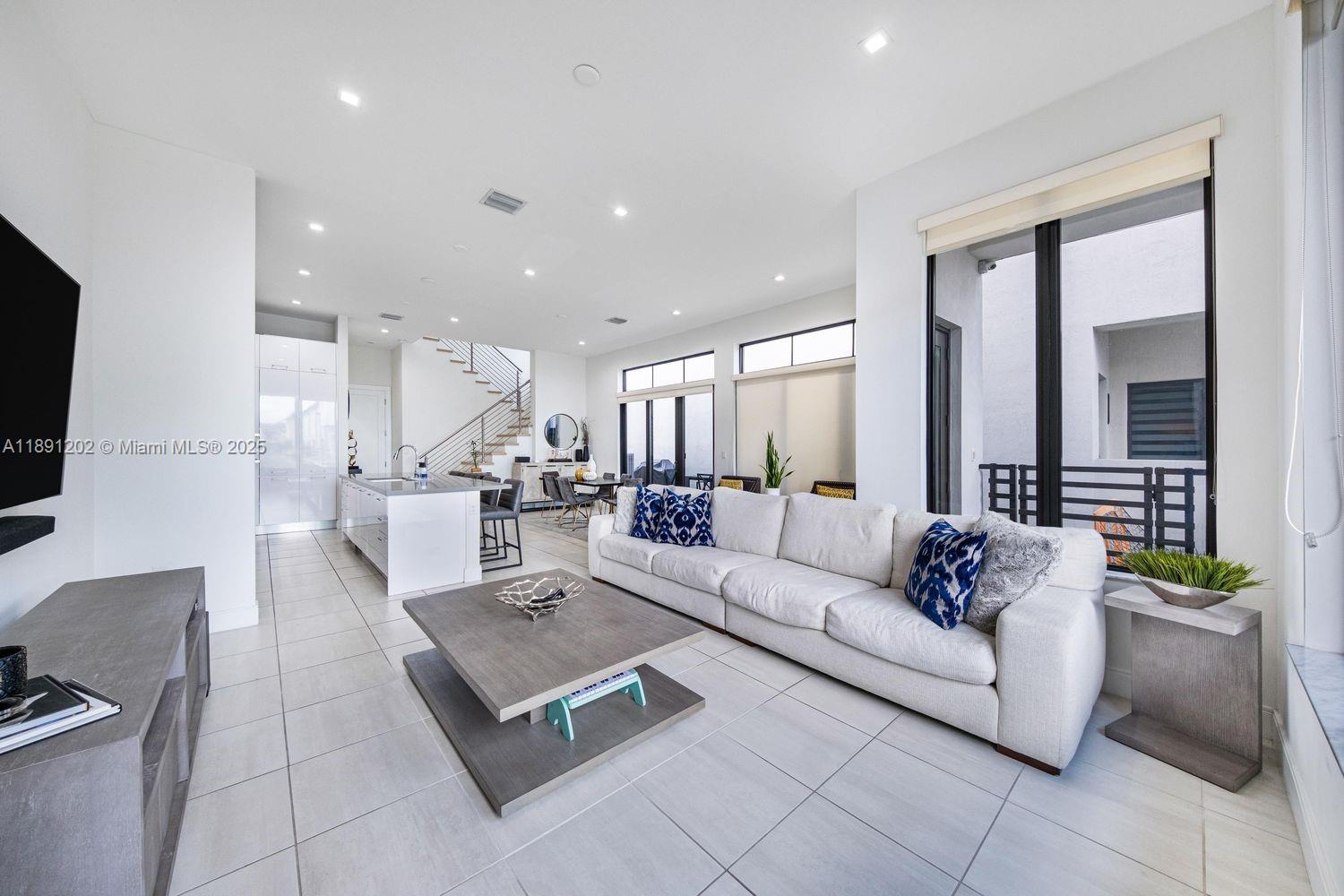 DOWNTOWN DORAL SOUTH PHAS - Residential