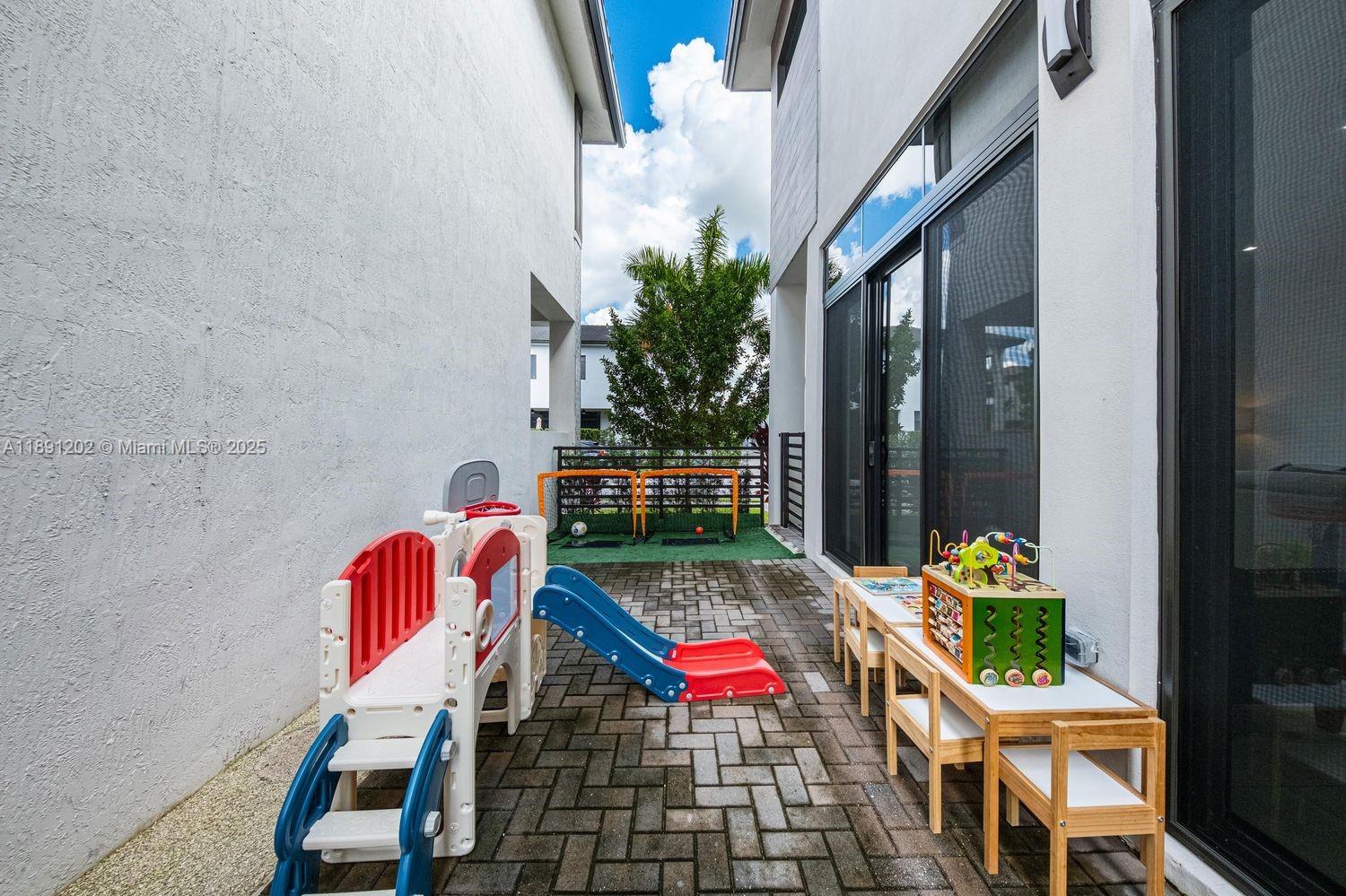 DOWNTOWN DORAL SOUTH PHAS - Residential