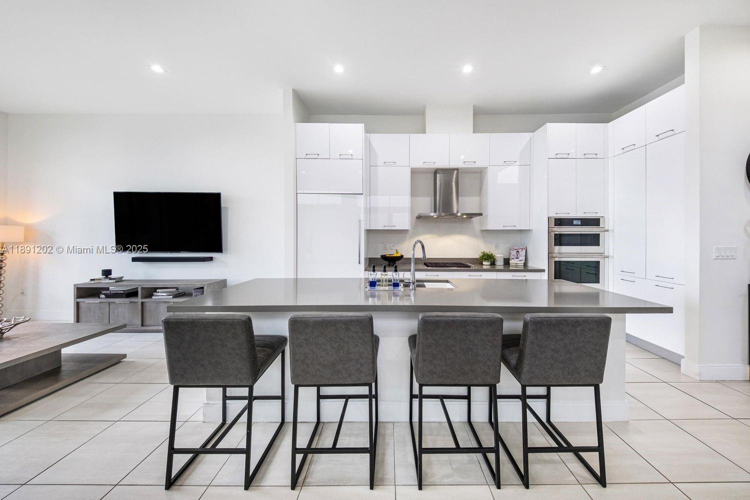 DOWNTOWN DORAL SOUTH PHAS - Residential