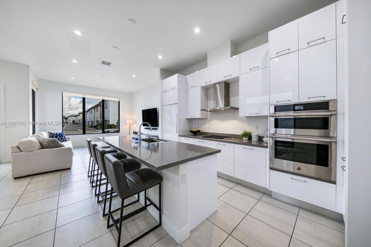 DOWNTOWN DORAL SOUTH PHAS - Residential