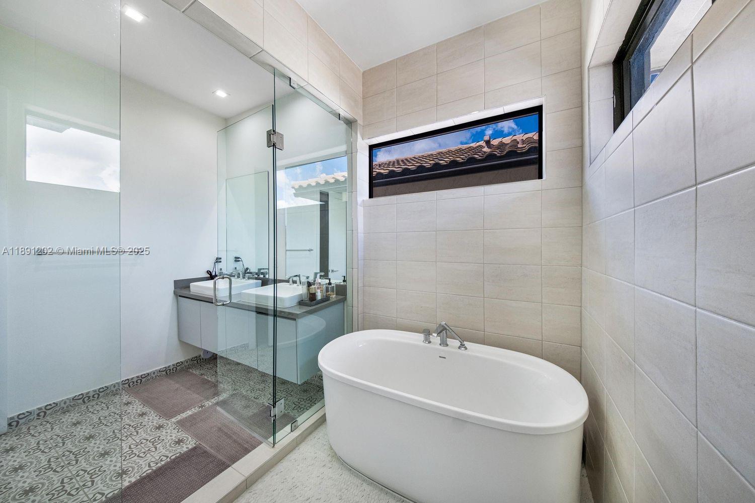 DOWNTOWN DORAL SOUTH PHAS - Residential