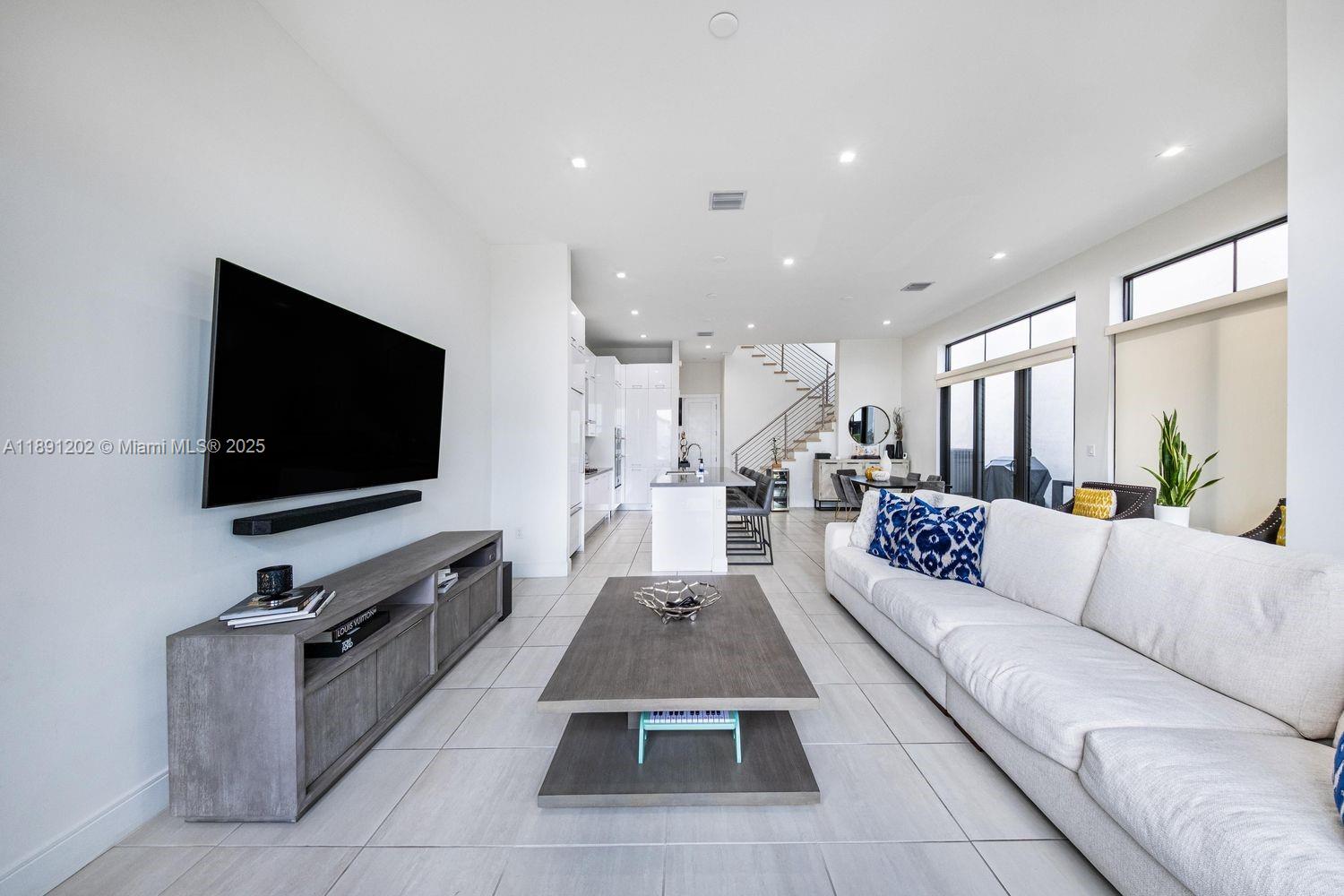 DOWNTOWN DORAL SOUTH PHAS - Residential